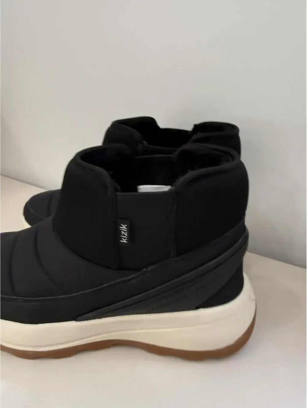 Kizik Black Slip-On Casual Shoes with White Sole Juno 2 Size 10